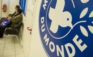 Des sans-papiers attendent de se faire soigner dans un centre gratuit de l'association Médecin du monde, le 24 septembre 2007.