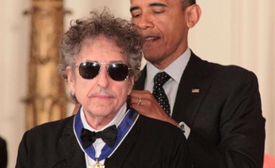 Le chanteur Bob Dylan décoré par le président américain Barack Obama de la Médaille présidentielle de la liberté, le 29 mai 2012, à Washington (Etats-Unis).