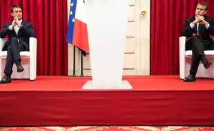 Manuel Valls et Emmanuel Macron à Paris le 22 juillet 2015.