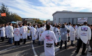 Les syndicats du groupe Sanofi ont demandé une réunion tripartite direction-syndicats-gouvernement avec "comme préalable la suspension" du plan de restructuration qu'ils jugent "inacceptable", mardi lors d'une rencontre à l'Elysée.