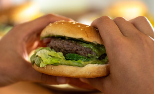 Dans un fast-food. Illustration.
