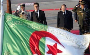Le président français Nicolas Sarkozy est arrivé lundi à Alger pour sa première visite d'Etat en Algérie, dans un climat alourdi par les déclarations d'un ministre algérien sur ses origines juives et sur le soutien que lui apporterait un prétendu "lobby juif".