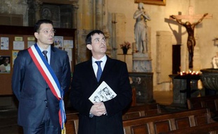 Le ministre de l'Intérieur Manuel Valls à Carpentras avec Francis Adolphe, le maire PS de la ville.