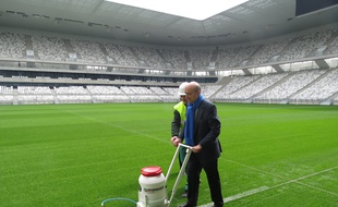 Bordeaux, le 23 mars 2015, Alain Juppé, le maire de Bordeaux trace symboliquement la première ligne du Nouveau stade.