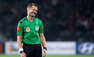 Un arbitre australien lors d'un match de A-League