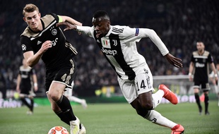 Le défenseur de l'Ajax Amsterdam, Matthijs de Ligt, face au milieu de terrain de la Juventus, Blaise Matuidi, durant les quarts de finale de Ligue des champions, le 16 avril 2019.