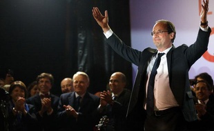 François Hollande place de la Bastille, avec plusieurs responsables socialistes et écologistes, le 6 mai 2012.