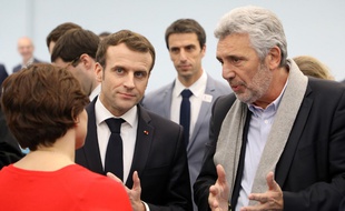 Emmanuel Macron en discussion avec le «monsieur haute performance» du ministère des Sports Claude Onesta et la ministre Roxana Maracineanu.