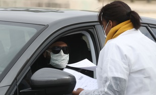 Une biologiste fait un test PCR sur le Champs de Mars à Paris.