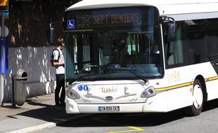Le nouveau bus Lineo de Tisseo, ici la ligne 16. Toulouse, FRANCE-02/09/72