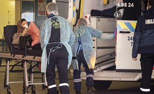 Transfert d'une patiente atteinte de Covid-19 à l'hôpital Salengro du CHRU de Lille, le 27 mars 2020.