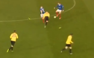 Ross Clarke perd ses deux chaussures en même temps et va donner une passe décisive, le 8 novembre 2014.