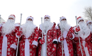 Rassemblement de personnes habillées en Père Noël, le 26 décembre à Kemerovo, en Russie.