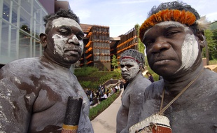 Des danseurs aborigènes lors de l'inauguration du musée du Quai Branly, en 2006, à Paris.