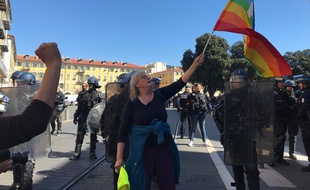 Geneviève Legay avant la charge des policiers, samedi à Nice.