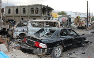 Des véhicules détruits sur les lieux d'un attentat suicide, le 28 janvier 2016 à Aden, au Yémen