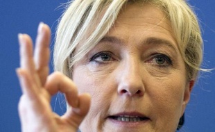 La candidate FN à la présidentielle, Marine Le Pen, a qualifié mercredi de "chantage" la mise en garde de François Fillon, selon lequel une arrivée au pouvoir de François Hollande serait suivie aussitôt d'attaques spéculatives contre l'euro.