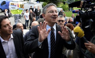 Le scrutin de la législative partielle de Villeneuve-sur-Lot, remporté par l'UMP après un duel avec le FN, apparaît comme un nouveau "coup de semonce" pour les partis de gouvernement, et un encouragement pour le mouvement d'extrême droite, qui voit le front républicain s'effriter.