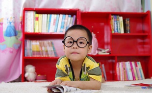 Illustration d'un enfant devant une bibliothèque, avec un livre