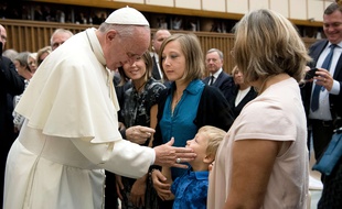 Le pape François rencontre des victimes et des proches de victimes de l'attentat de Nice, le 24 septembre 2016 au Vatican.