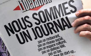 Les salariés de Libération ont décrit lundi, sur deux pages, leur "combat pour garantir l'avenir de Libé", reprenant, comme un slogan, leur "Une" de samedi qui clamait en gros titres "Nous sommes un journal".
