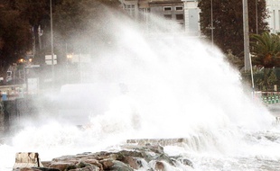 Des vagues viennent se jeter sur la chaussée à Bastia