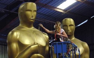Fabrication des statuettes décoratives réalisées pour la 80e cérémonie des Oscars, Saugus, Californie, le 10 octobre 2007.
