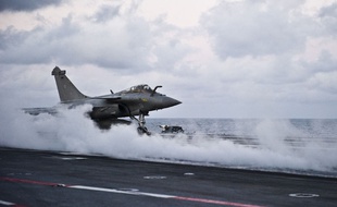 Un Rafale sur le Charles-de-Gaulle en janvier 2015.