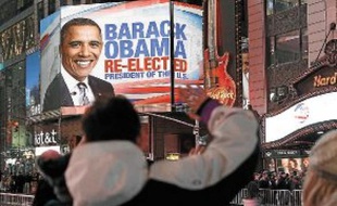 Un écran géant projette dans le quartier de Times Square, à New York, l'élection de Barack Obama (en haut), lequel, en famille, a été célébré à Chicago (au milieu), par des milliers de fans (en bas).
