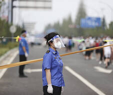 Des volontaires sont de service sur un site communautaire de dépistage de Covid-19 dans la ville de Lianyungang, dans la province du Jiangsu (est de la Chine), le 11 juillet 2022.