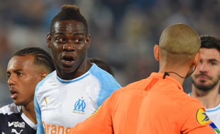 Le coup de coude de Mario Balotelli n'a pas été sifflé par l'arbitre.