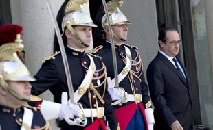 Le président François Hollande sur le perron de l'Elysée le 27 octobre 2014