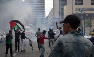 Des manifestants pro-palestiniens se heurtent aux forces de l'ordre à Sarcelles, au nord de Paris, le 20 juillet 2014