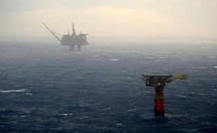 Le gisement pétrolier de Statfjord (dont on aperçoit une plateforme dans le fond), le plus grand de la mer du Nord, le 13 décembre 2007