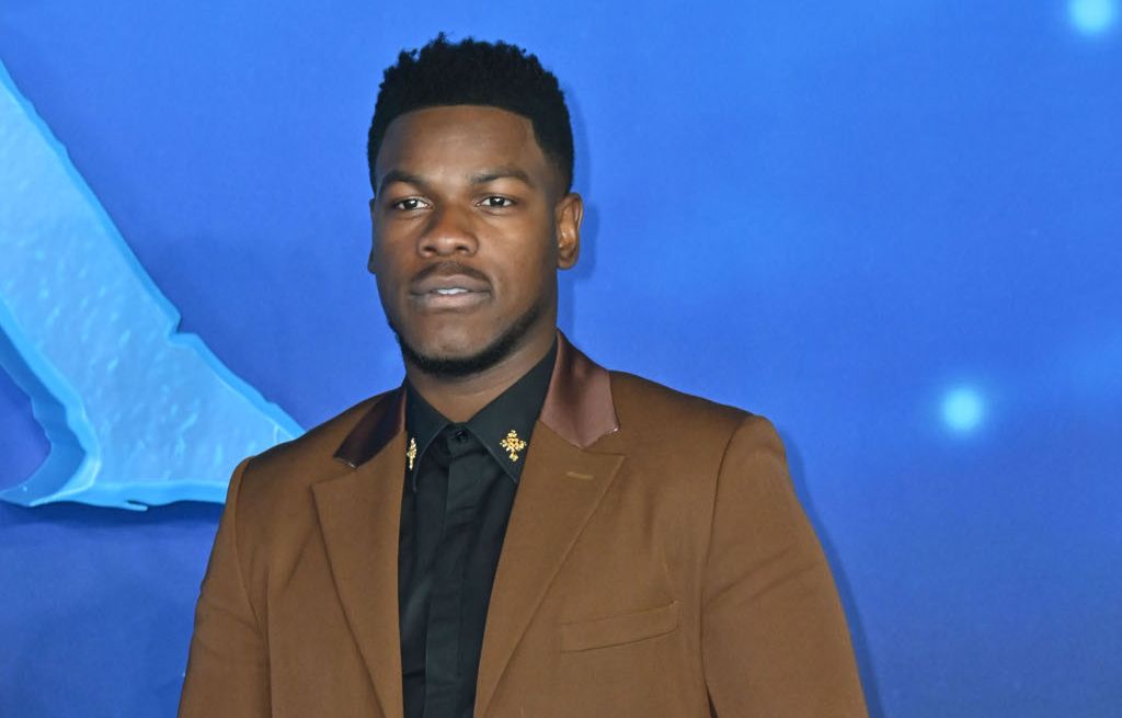 John Boyega répond à Idris Elba qui ne souhaite plus se présenter comme un « acteur noir »