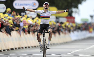Julian Alaphilippe lors de sa victoire à Landerneau sur le Tour de France 2021.
