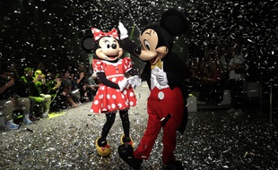 Mickey, incarnation du manspreading, devant Minnie, lors d'un défilé de mode à Sao Paulo en 2018