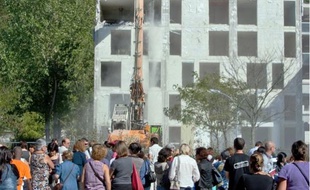Les habitants du quartier Libération sont venus nombreux assister aux premières démolitions effectuées par grignotage du bâtiment.