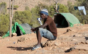 Expulsés du Maroc, ils sont tout de même revenus et s'accrochent à leur rêve, celui de rejoindre "l'autre rive": cachés dans les bois d'Oujda (nord-est), des dizaines de subsahariens vivent dans des camps de fortune, dans l'espoir d'une hypothétique traversée vers l'Europe.