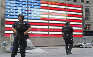 Des policiers lourdement armés à Times Square, à New York, le 18 septembre 2016.