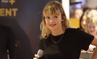 La chanteuse Angèle à Paris.