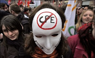 La mobilisation anti-CPE a franchi un palier mardi, avec des manifestations près de deux fois plus fournies que celles du 18 mars et d'assez fortes perturbations dans les transports et à l'école, alors que le dialogue entre gouvernement et syndicats reste au point mort.