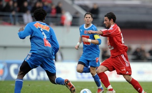 Le 4 janvier 2009, le Blagnac FC de Guillaume Pradère (en rouge) s'était incliné de justesse face à l'AS Monaco de Nicolas Nkoulou (de dos) et de Camel Meriem, en 32es de finale de la Coupe de France.