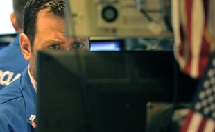 Wall Street s'est repliée lundi, les investisseurs hésitant à s'engager sur le marché au vu de l'incertitude concernant la politique monétaire américaine ou de la forte montée des taux obligataires: le Dow Jones a cédé 0,47% et le Nasdaq 0,38%.