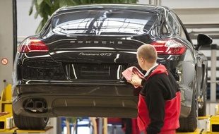 Les ventes de voitures neuves en Allemagne ont reculé de 3% en novembre sur un an, repartant à la baisse après un léger rebond en octobre, a annoncé mardi la fédération automobile allemande VDA qui s'attend par ailleurs à des difficultés en 2013.