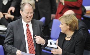 Le principal rival d'Angela Merkel aux législatives de 2013, le social-démocrate Peer Steinbrück, a provoqué une vive polémique en Allemagne après avoir déclaré que la chancelière bénéficierait d'un avantage dû au fait qu'elle était une femme et que "le job" de chancelier ne serait "pas assez payé".