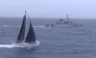 Armel le Cléac'h croise un bateau de la Marine Nationale lors du Vendée Globe.