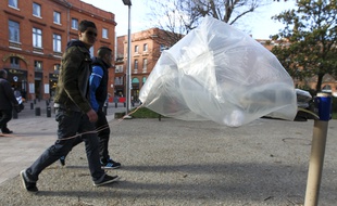 Toulouse, le 5 mars 2013. Fort vent dans le centre ville de toulouse.