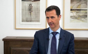 Photo publiée le 27 mars 2015 par l'agence de presse syrienne (Sana) et montrant le président Bachar al-Assad lors d'un entretien à huit médias russes