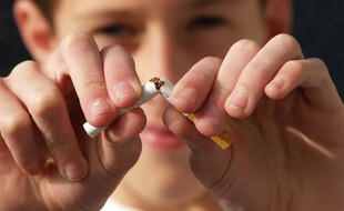 Illustration d'un jeune cassant une cigarette.